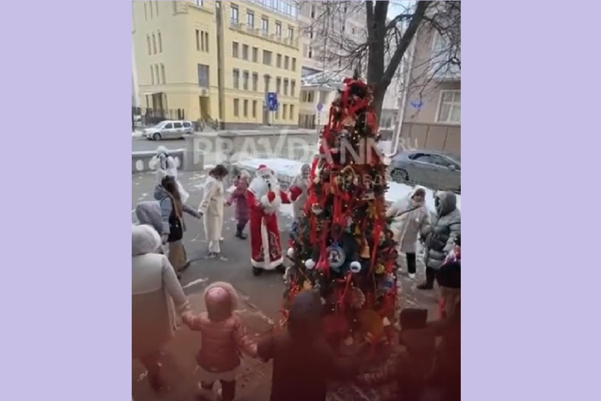    По новогодней традиции, елку открыли с играми и хороводами