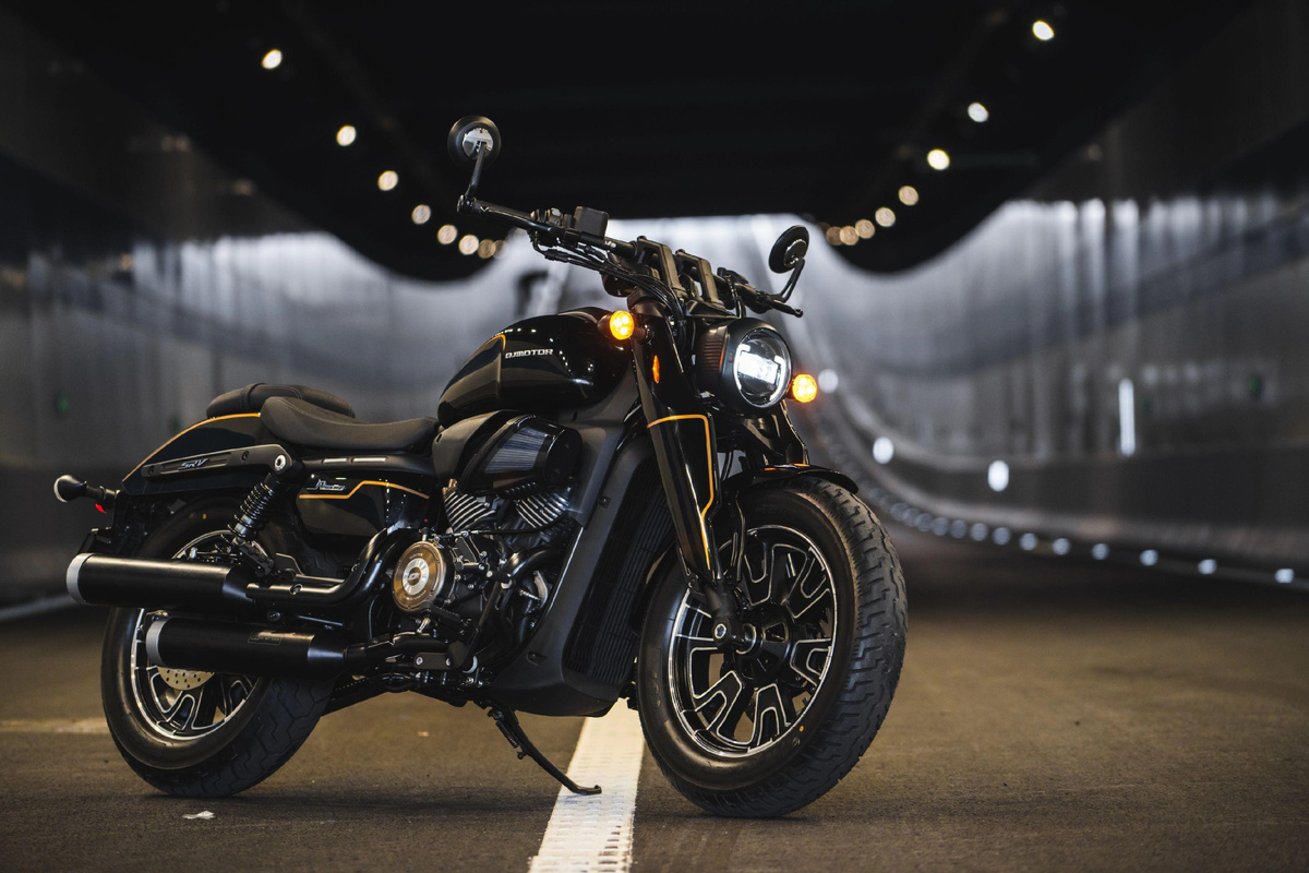 Просто. Брутально. Эти два слова точнее всего описывают характер SRV 400 VS. Опираясь на широкие шины и выделяясь низким, вытянутым силуэтом, этот круизер QJMOTOR буквально «встраивает» вас в свою композицию. В каждом ракурсе его скульптурных форм читается ярко выраженная индивидуальность. Кожухи вилки в стиле ножен холодного оружия — один из ключевых штрихов фирменного дизайна, как и округлая светодиодная фара в тандеме с компактными указателями поворота. А финальный аккорд — сдвоенные глушители, чей низкий, пульсирующий тембр пробирает до глубины души.