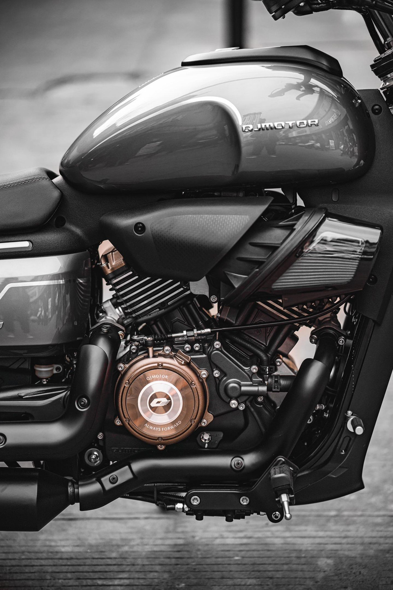 Классическая V-образная «двойка» рабочим объёмом 385 см³ развивает 34 л.с. при 8000 об/мин. Но главное здесь — это крутящий момент 35 Н·м, достигаемый при 5000 об/мин, который обеспечивает ровную и уверенную тягу в среднем диапазоне оборотов.