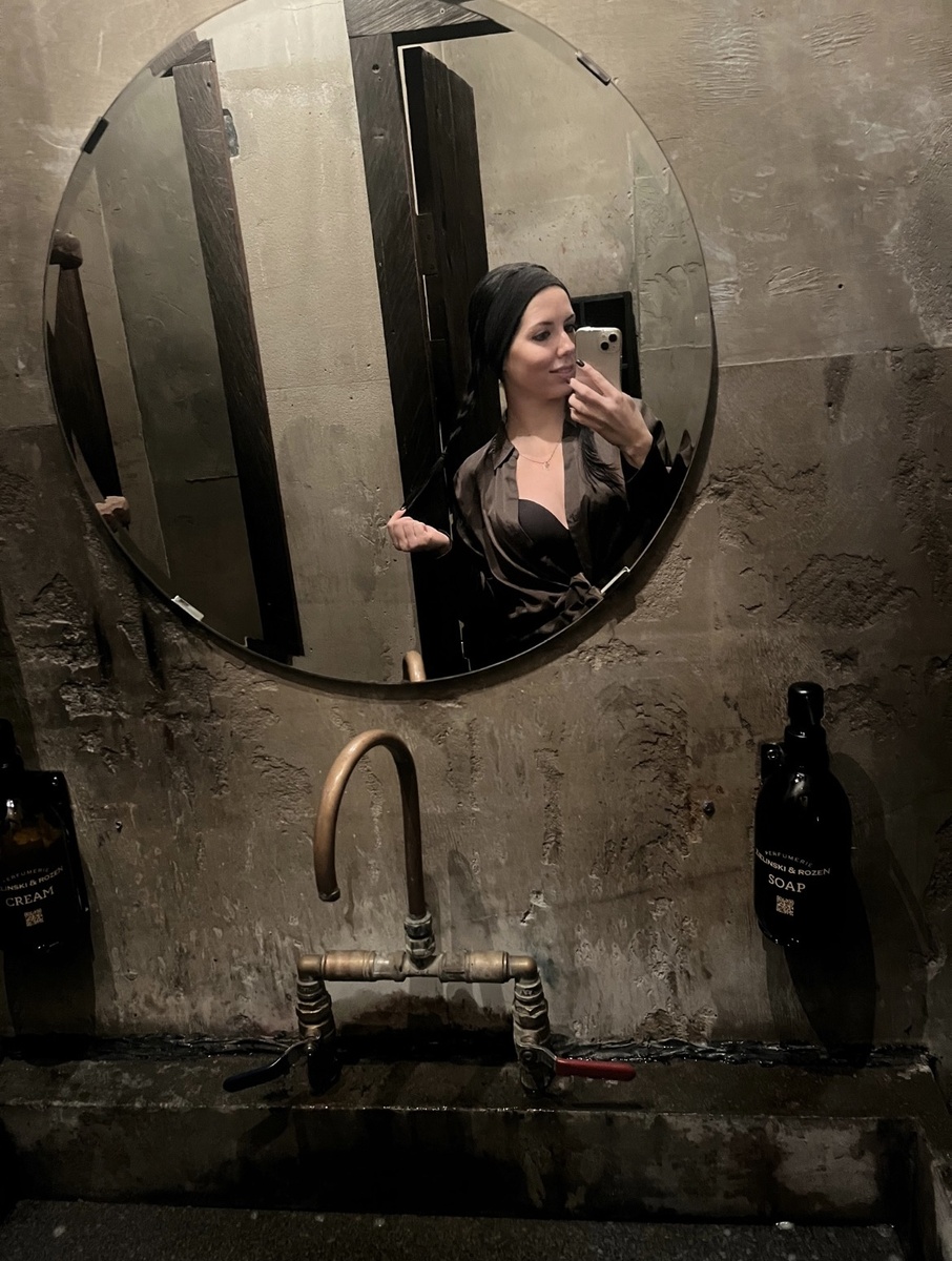 Ваше любимое селфи в туалете ресторана 