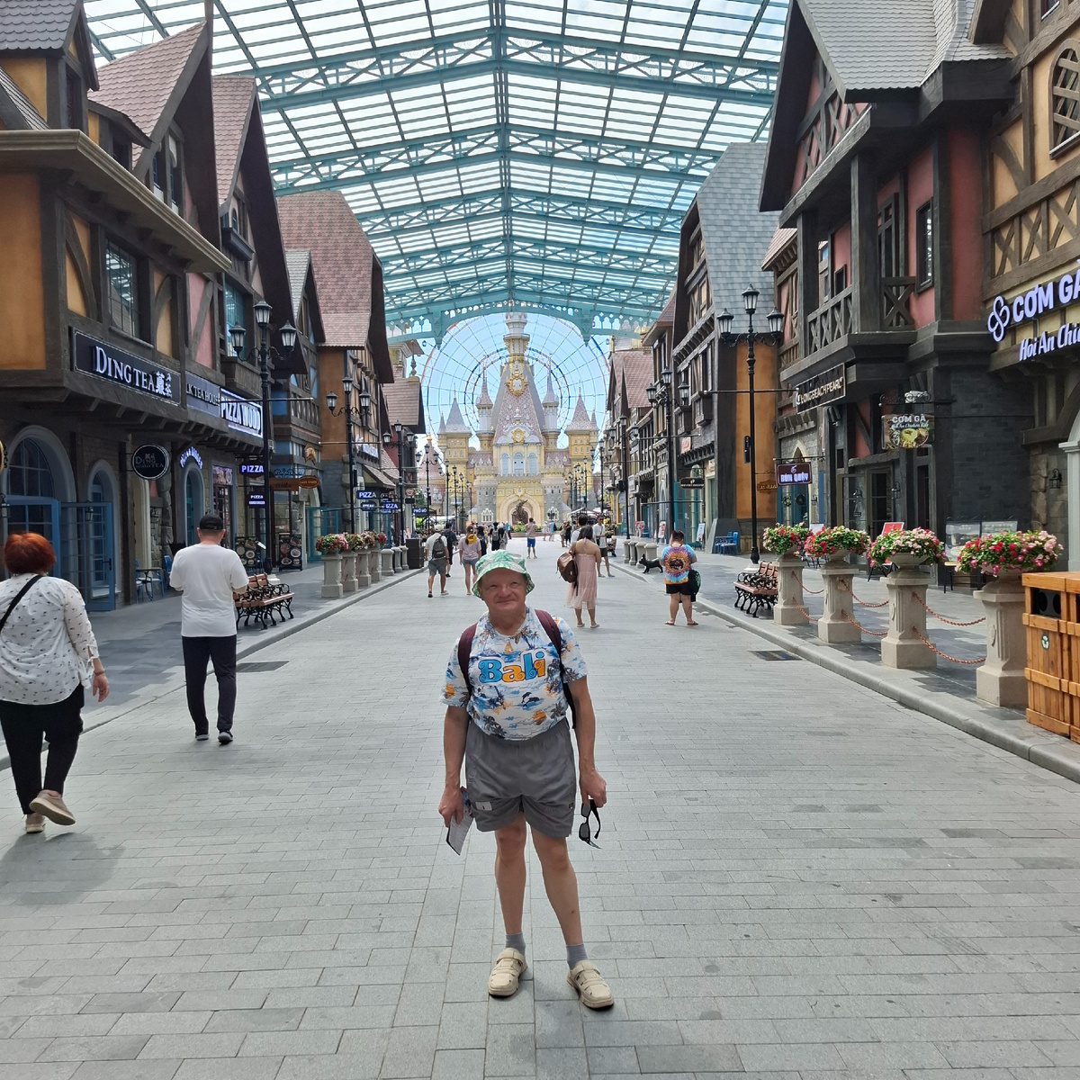 Вход в парк развлечений.