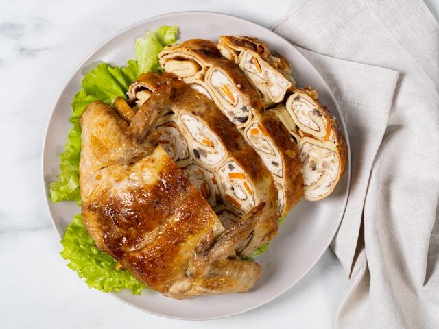 Курица, фаршированная блинами. Источник https://food.ru.