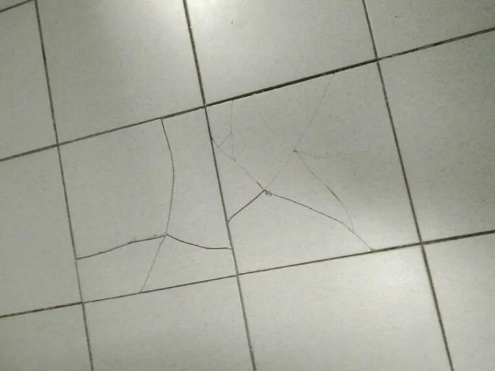 Еще одна плитка пошла трещиной — у заказчика глаза на лоб! Рассказываю, что спасло ситуацию