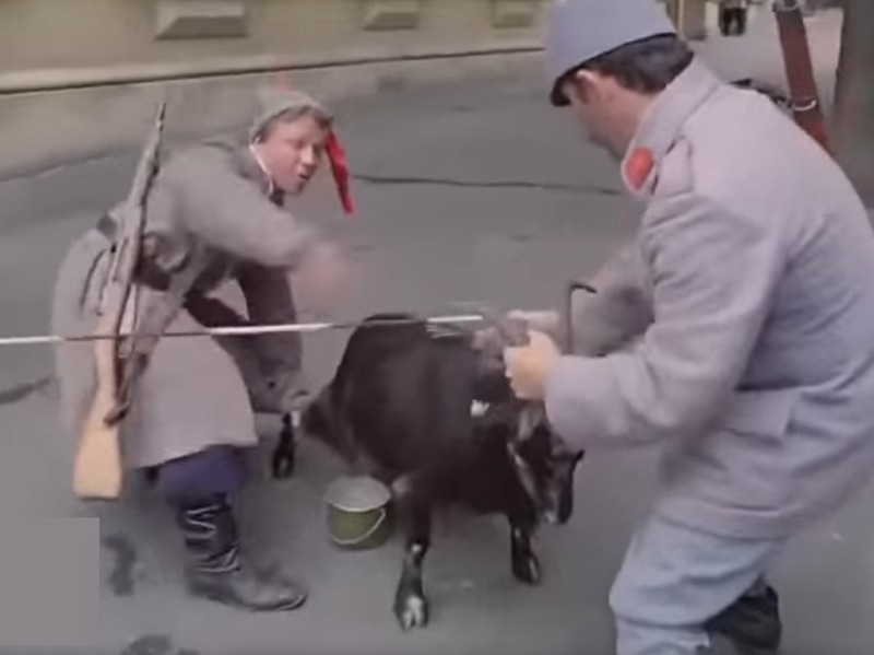 "Международный конфликт" в Одессе. Кадр из фильма "Зеленый фургон" (1983).