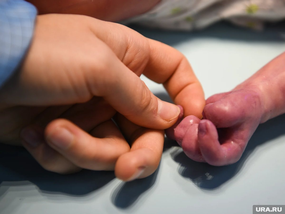     В Москве женщина родила ребенка прямо в надувном бассейне, спустя час он скончался