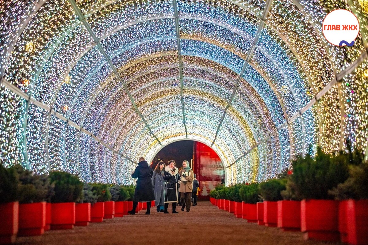 Световые тоннели украшают Москву к Новому году
