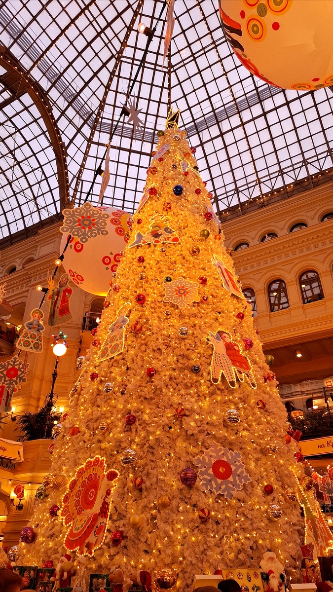 Большая ёлка ГУМа