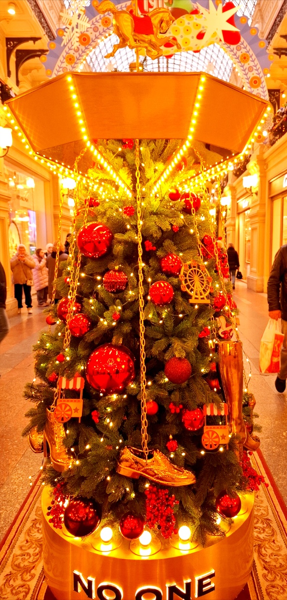 Ёлки в ГУМе