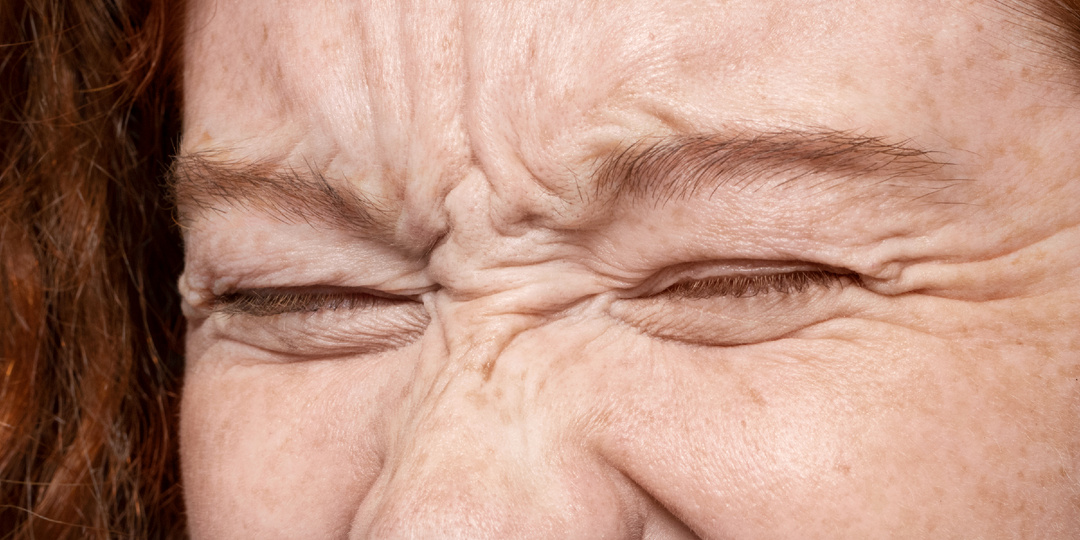 «Межбровка как у строгого директора»: план‑минимум, чтобы уменьшить глубокие морщины на лбу и между бровей