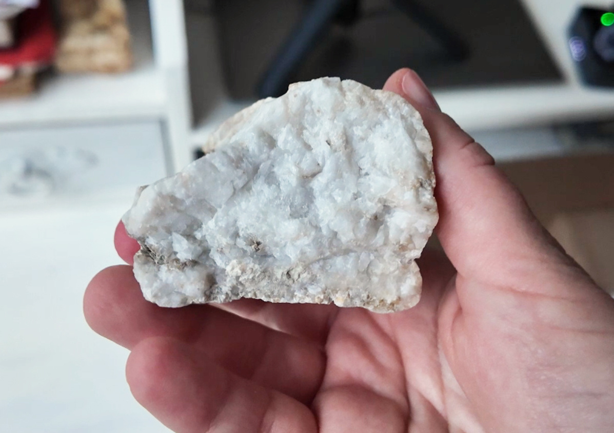 Белый жильный кварц. Стоп-кадр из видео. Видео прикреплено внизу статьи