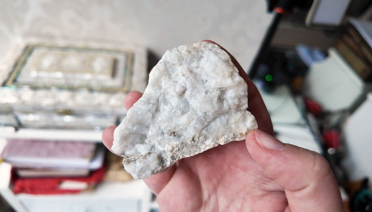 Белый жильный кварц. Стоп-кадр из видео. Видео прикреплено внизу статьи