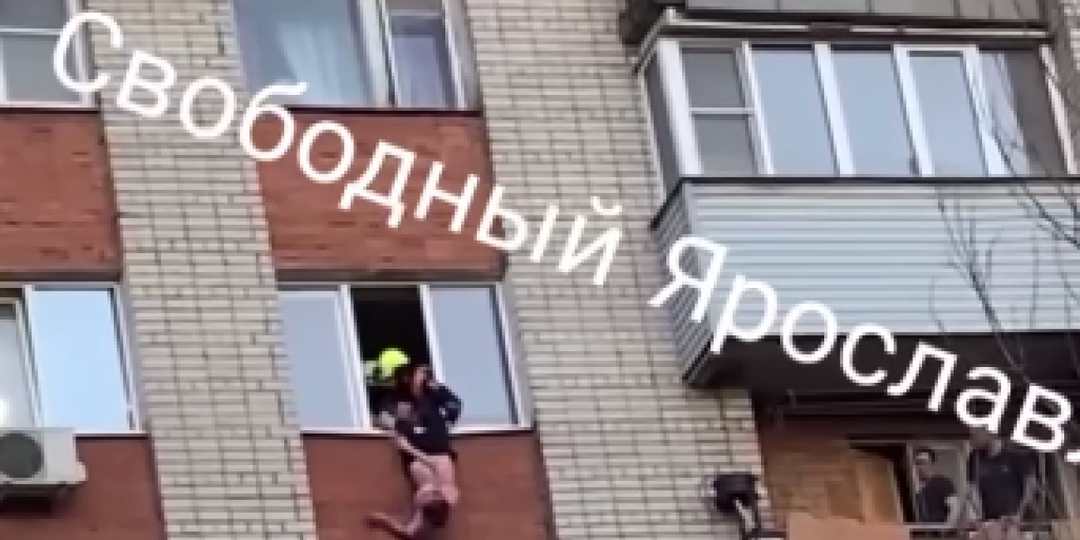 В Ярославле спасатели вытащили женщину из окна