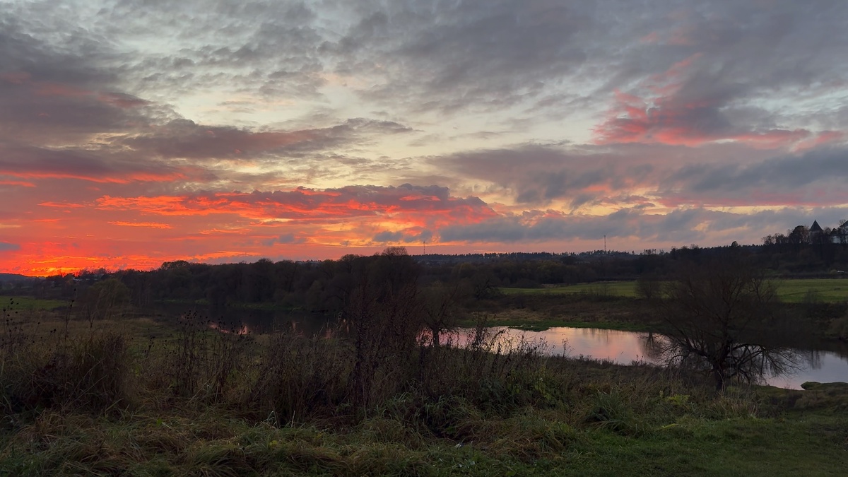 Закат на набережной Звенигорода вдоль Москвы-реки