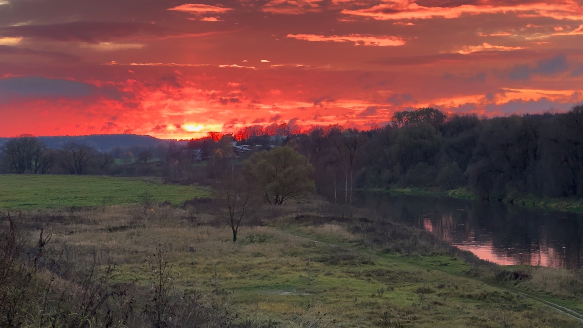 Побережье Москвы-реки за Каменным мостом в Звенигороде