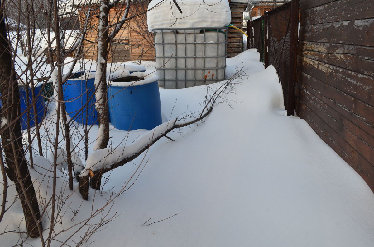Вот тут, кстати, хорошо видно, как стоит соседский дом - прямо по меже. 