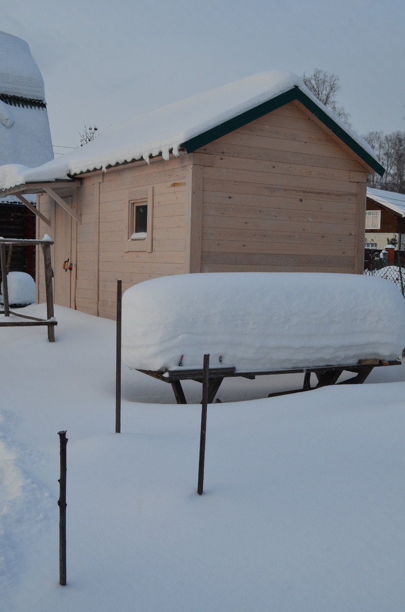 Вот тут по верстаку хорошо видно, сколько снега насыпало