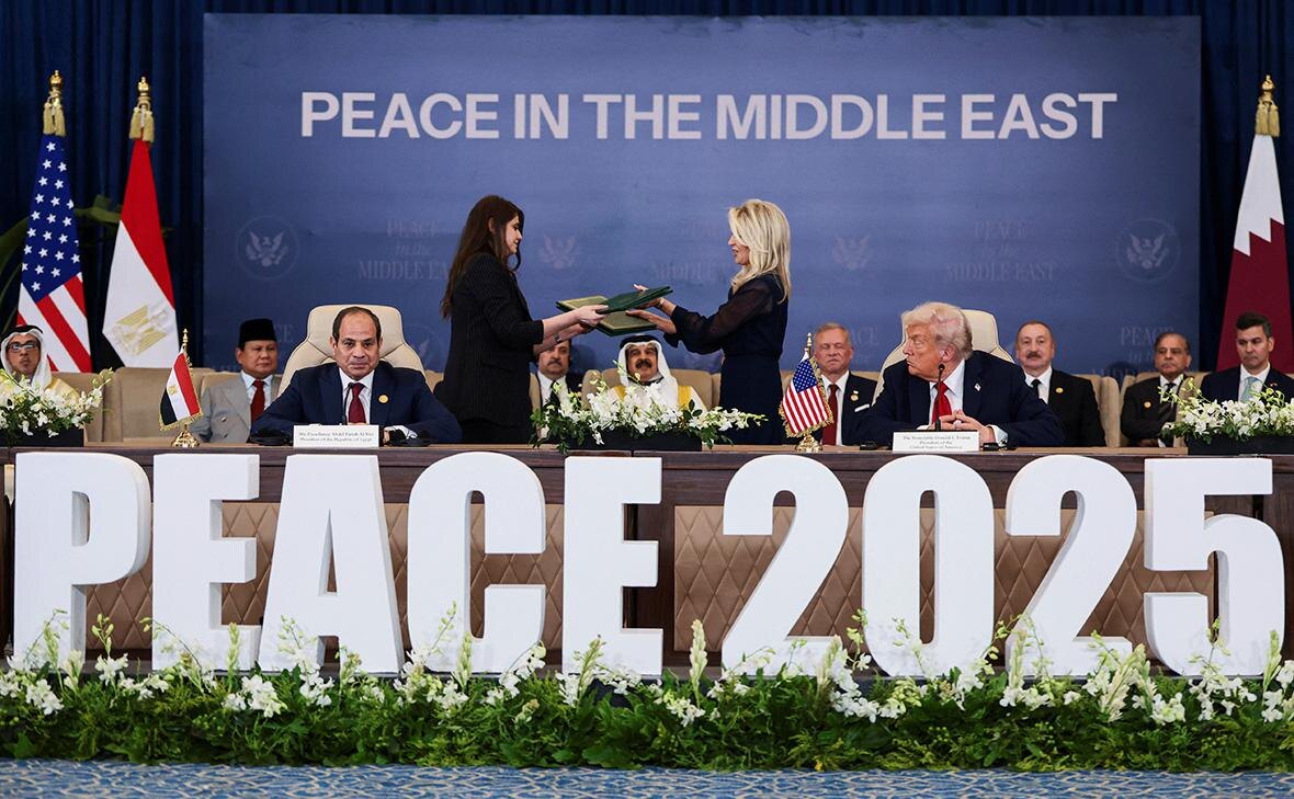 Абдул-Фаттах ас-Сиси и Дональд Трамп на официальном подписании первого этапа соглашения о прекращении огня в секторе Газа между Израилем и ХАМАС, Шарм-эш-Шейх, Египет (Фото: Evelyn Hockstein / Reuters).