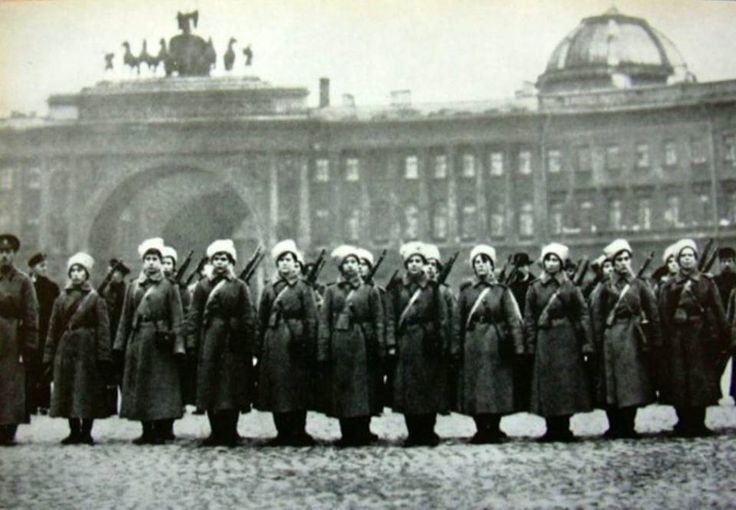 Рота 1-го Петроградского женского батальона, вставшая на защиту Зимнего дворца. 