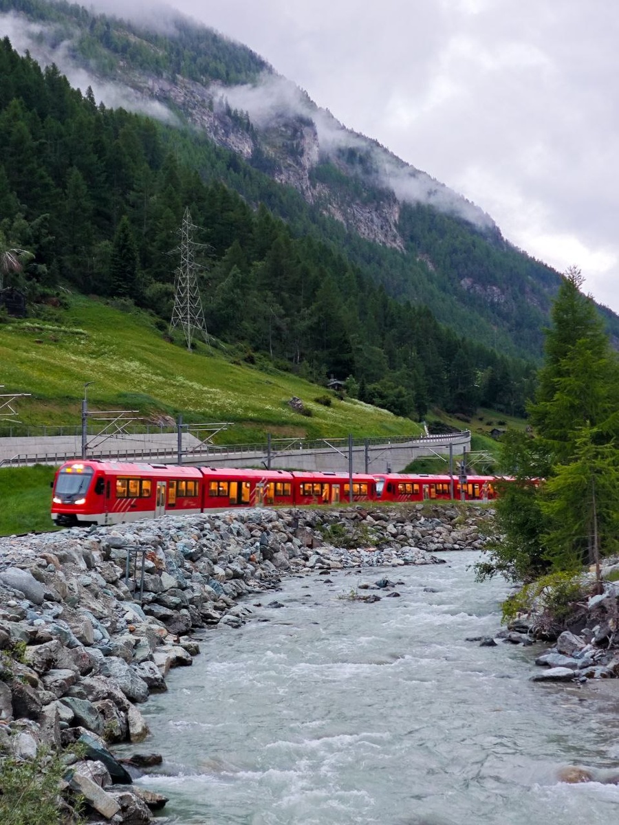 Поезд между Täsch и Zermatt