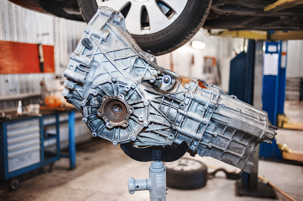 Замена коробки передач в автомобиле - как иллюстрация замены элемента в машинной системе.