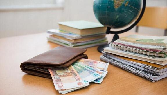    Министр просвещения РФ Сергей Кравцов призвал учителей смириться с низкими зарплатами