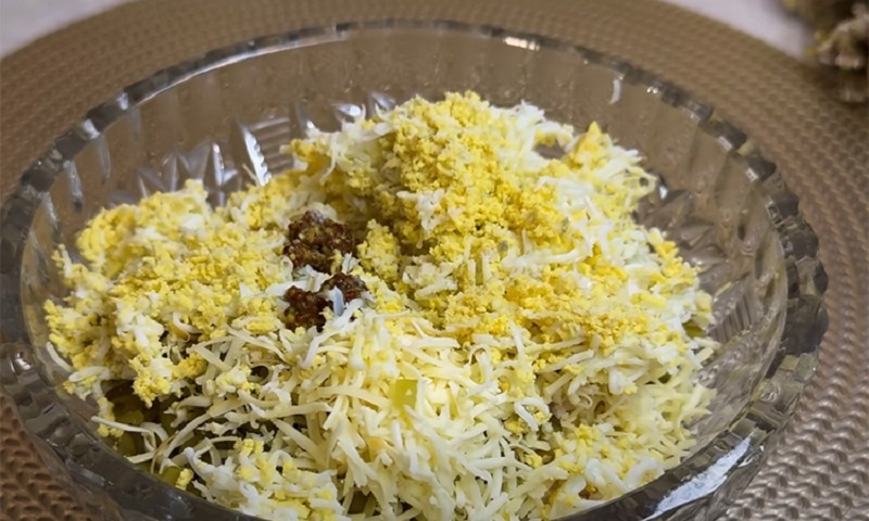 Новогодние “Ёлочки” из курицы и сыра: закуска, которая станет центром вашего праздничного стола