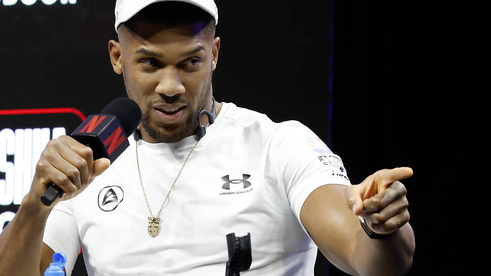 Энтони Джошуа (на фото) и Тайсон Фьюри в начале десятилетия владели чемпионскими титулами по всем престижным версиям и претендовали на статус короля супертяжелой категории.📷Фото: Eva Marie Uzcategui / Netflix / Getty Images