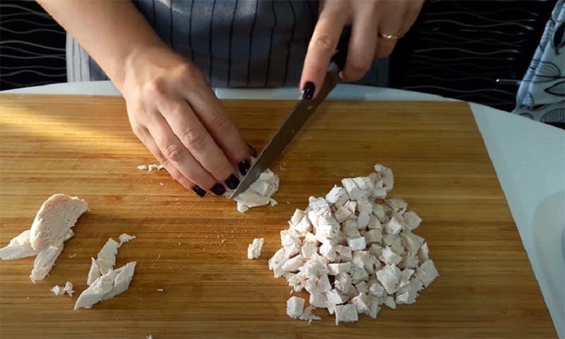 Легкий салат для новогоднего стола: бюджетно, быстро и невероятно вкусно