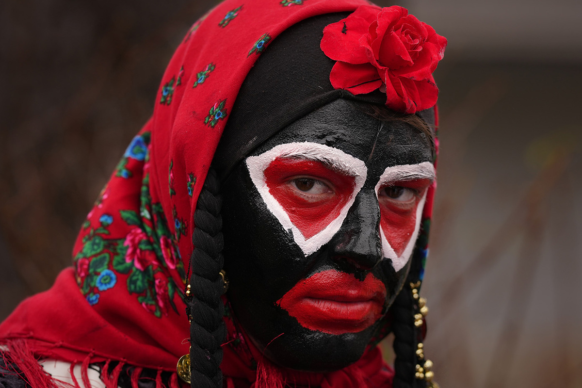   Andreea Alexandru / AP- Участник фестиваля рождественских и новогодних традиций в Национальном музее деревни имени Димитрие Густи в Бухаресте