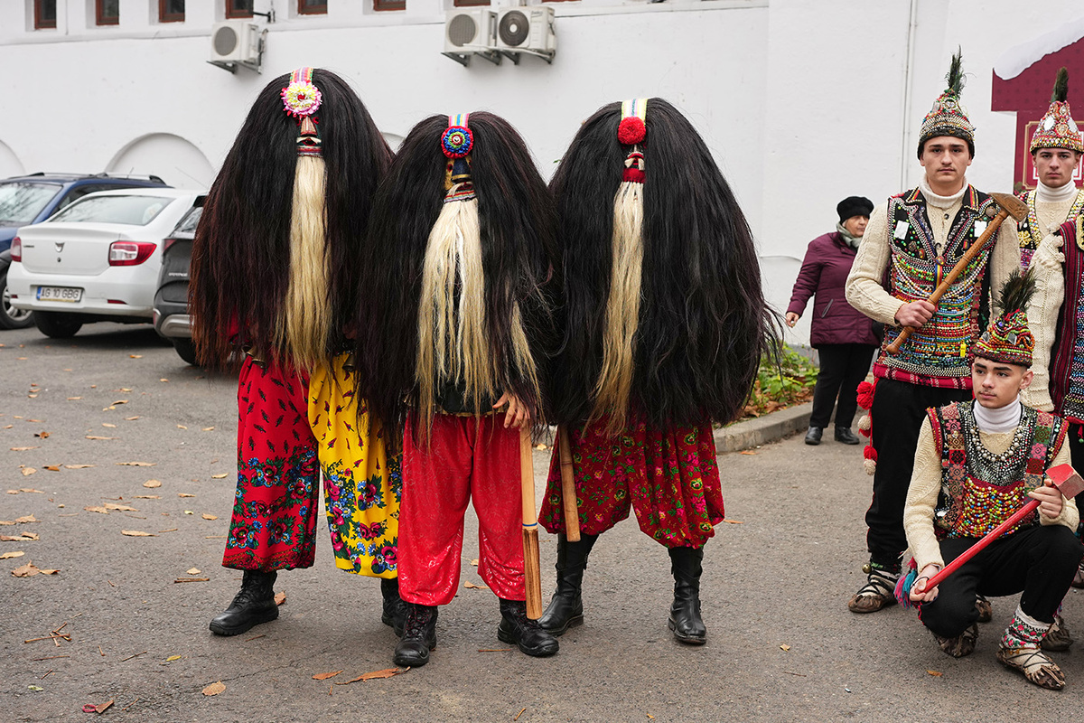  Члены фольклорных коллективов перед началом фестиваля рождественских и новогодних традиций в Национальном музее деревни имени Димитрие Густи в Бухаресте, Румыния 
Andreea Alexandru / AP