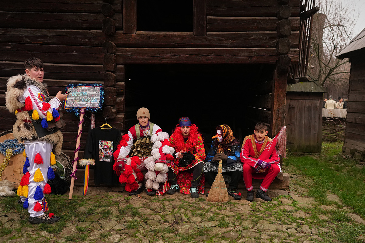   Участники фестиваля рождественских и новогодних традиций в Национальном музее деревни в Бухаресте 
Andreea Alexandru / AP