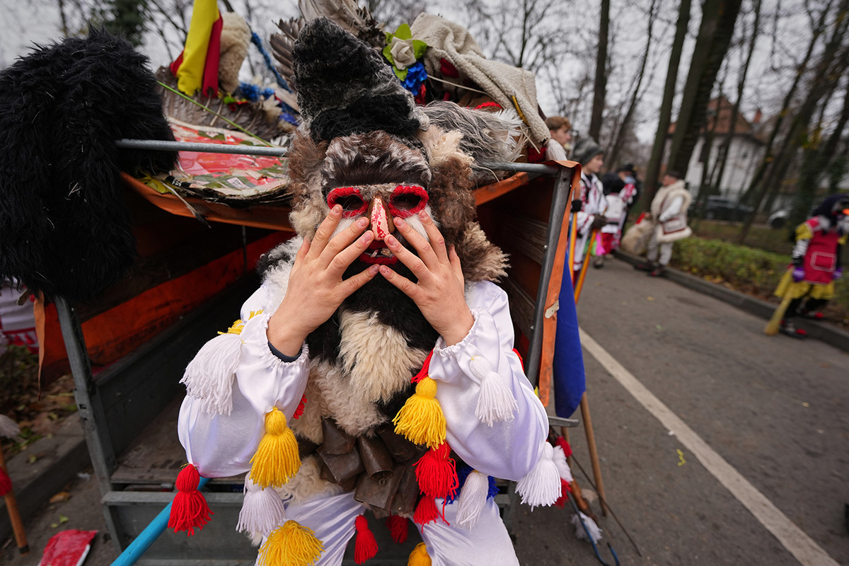   Участник фестиваля в Национальном музее деревни в Бухаресте 
Andreea Alexandru / AP