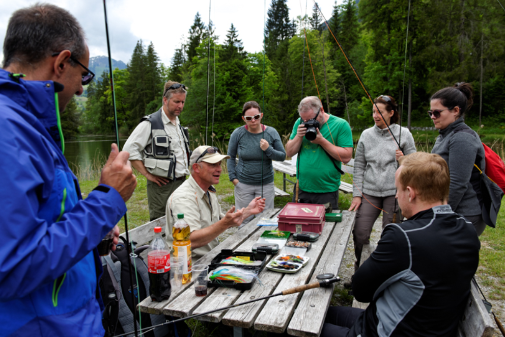 Рыболовное сообщество с экспертом по нахлысту. Швейцари, форелевый пруд.