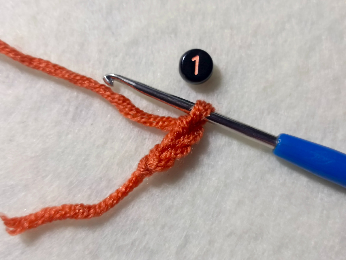 Вяжу 3 воздушные петли.