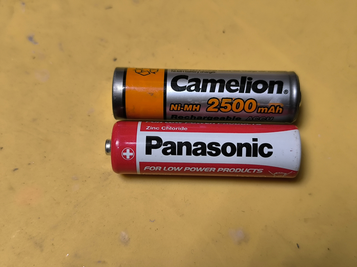 Цена АКБ примерно 350руб, батарейки - 100руб