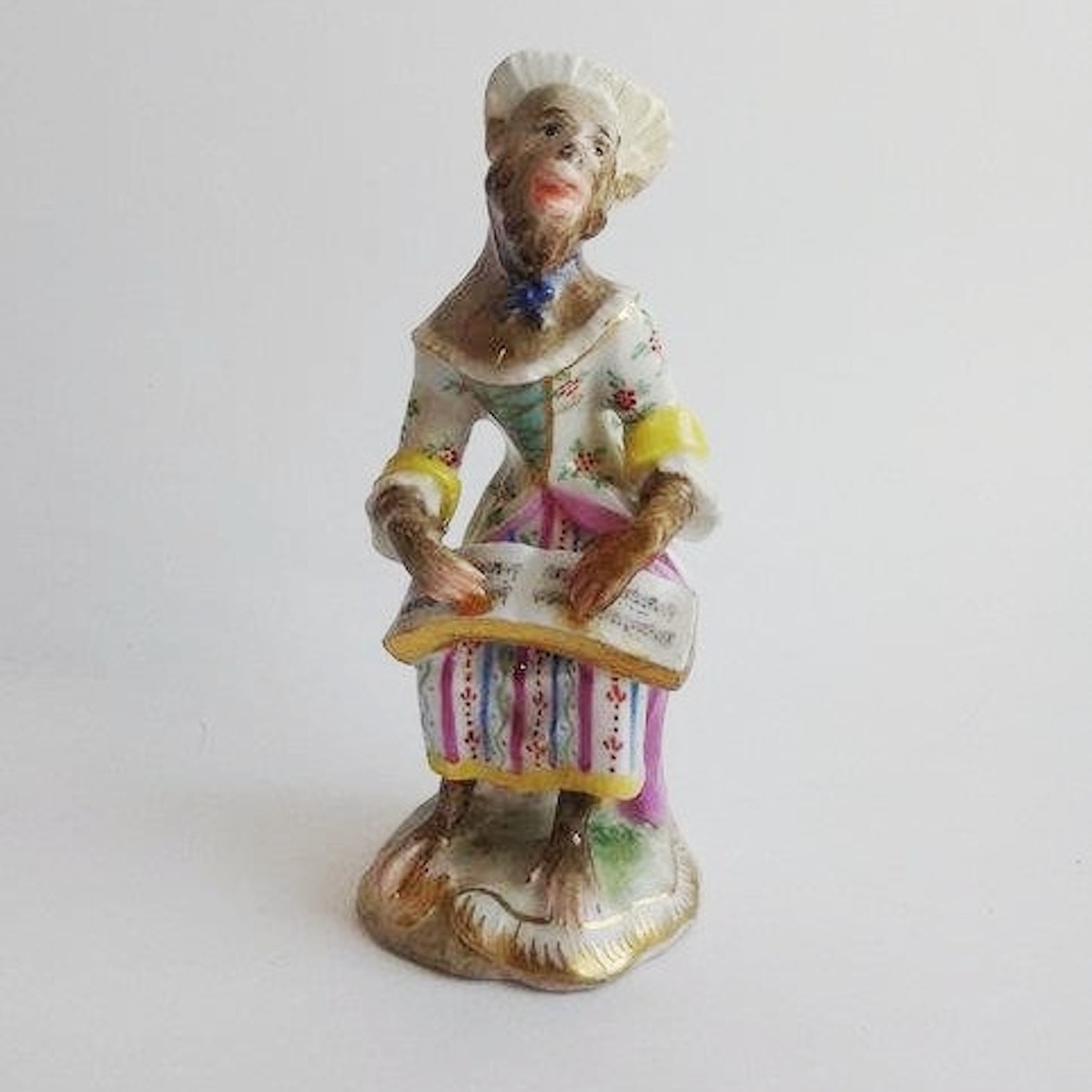 Фигура "Певица", 1847 г.  Из собрания Музей-заповедника "Петергоф", высота 11 см., goskatalog.ru