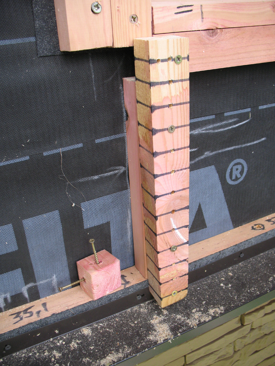 Фиксация бруска обрешетки вспомогательным приспособлением (бруском)