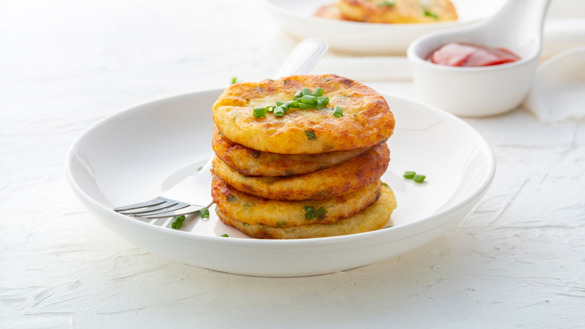 Картофельные оладьи с сыром, приготовленные в аэрогриле.
