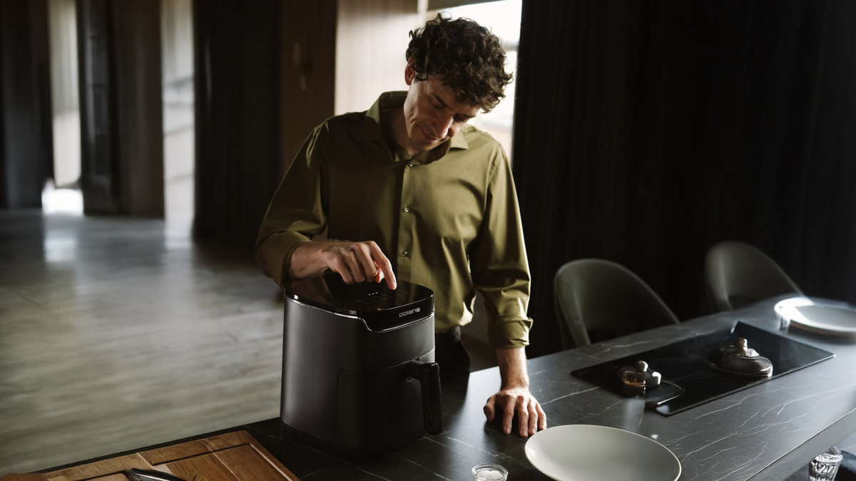 Аэрогриль Polaris PAF 5502. Оснащен сенсорным дисплеем и 12 автоматическими программами.