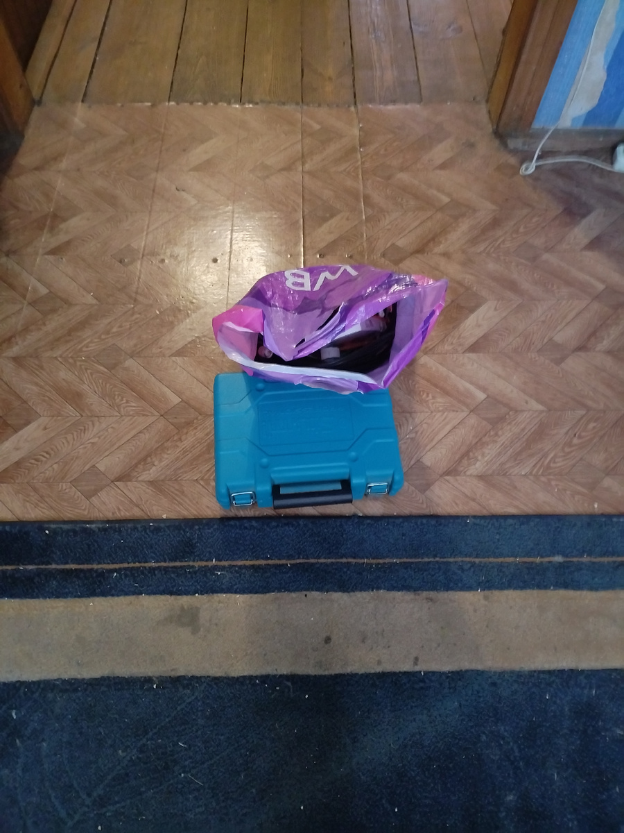  Здесь  уместилось :Usdx qrp sdr , inv.v, ATU-100, балун 1:1.