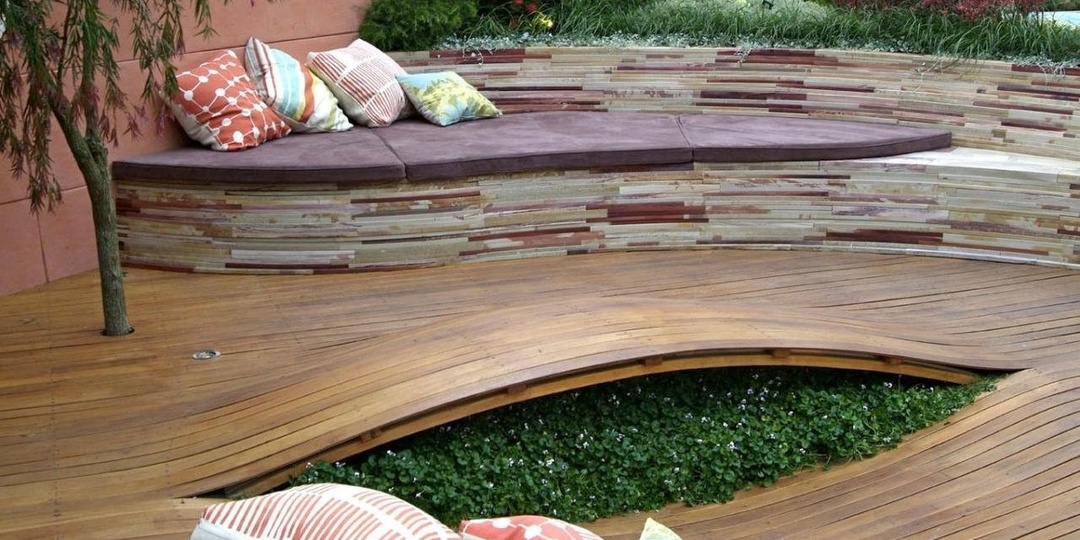 Зачем люди у себя на участке делают деревянные настилы и дорожки, которые гниют через год?