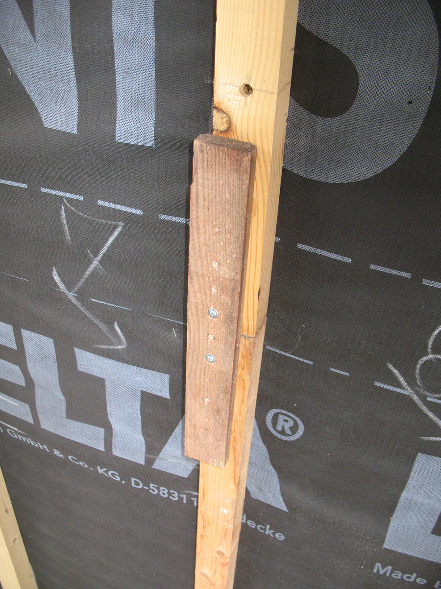 Вспомогательное закрепление брусков на время монтажа соединительного бруска.