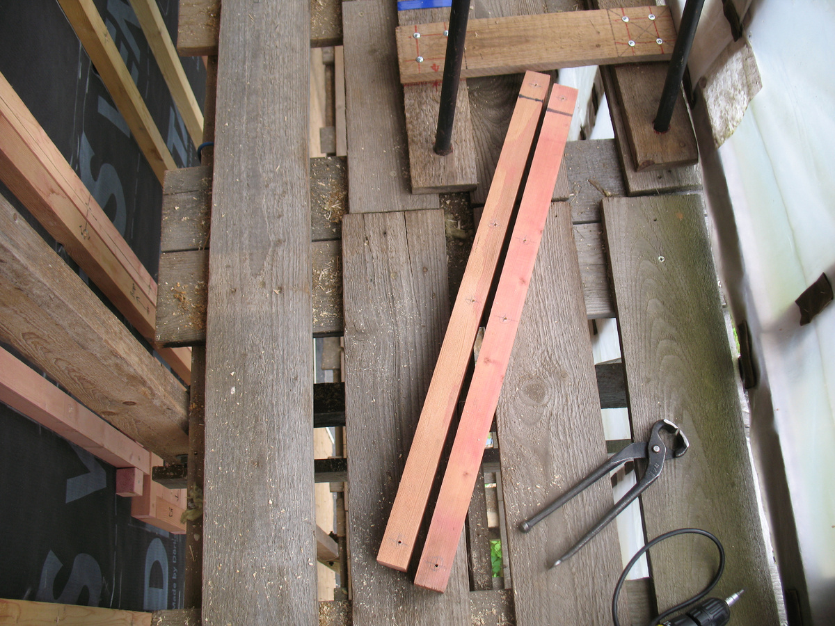 Дополнительные бруски для вертикального соединения. Длина должна обеспечивать закрепление на соседних горизонтальных элементах фасада.