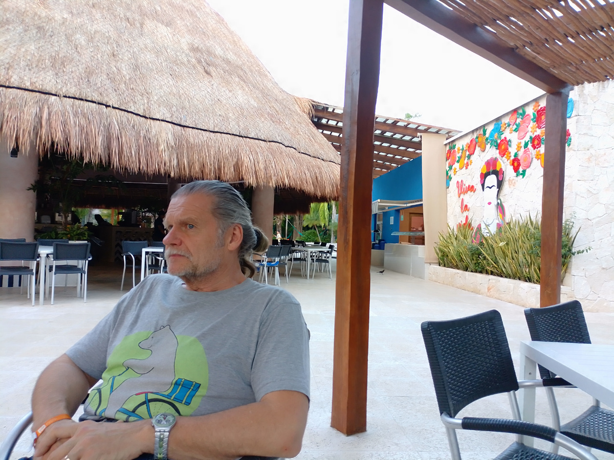 Муж Бернд сидит в баре рядом с изображением мексиканской художница Фриды Кало. 