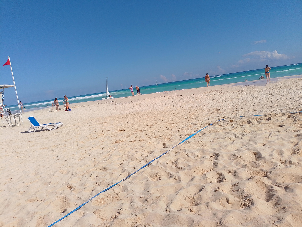 Белый песок и теплая морская вода -вот зачем едут туда белые гринго. +27 в декабре.