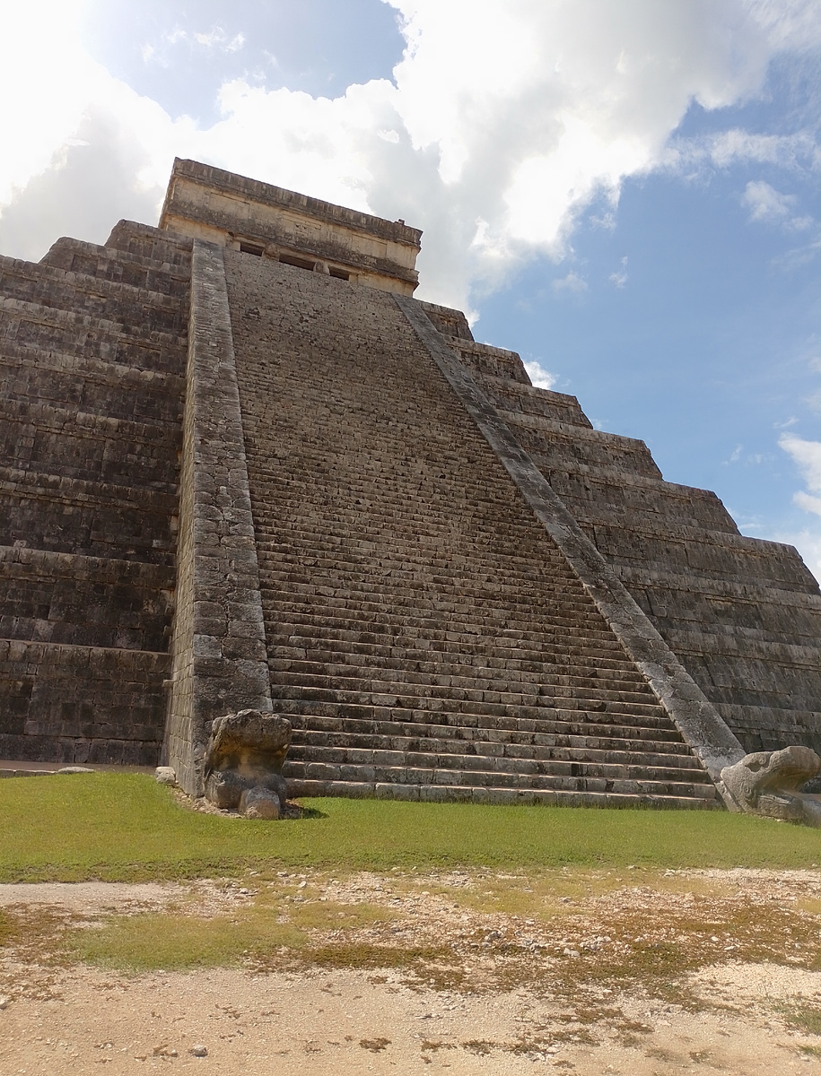 А вот и голова пернатого змея 