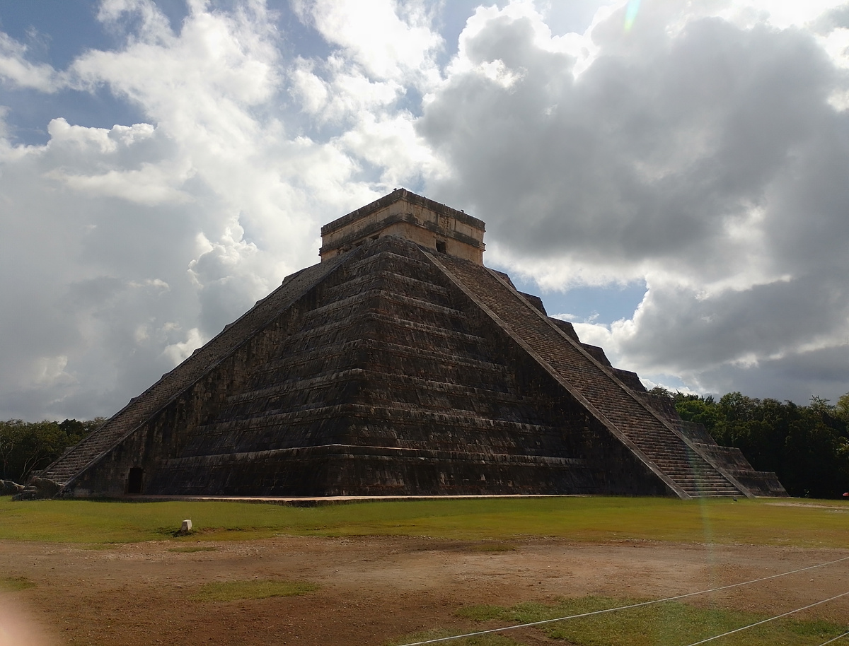 Вид на пирамиду Кукулькана с северо-западного ребра. 