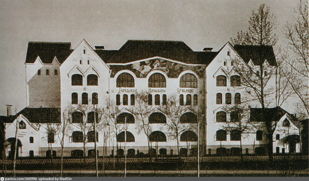 1913. Надписи были выполнены старославянским кириллическим шрифтом киноварными буквами (киноварь - минерал, имеющий алую окраску)