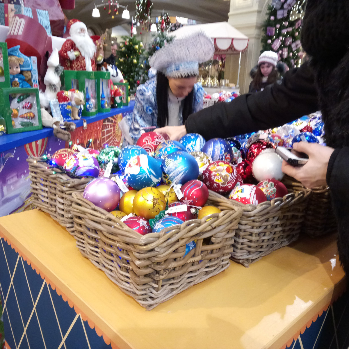 Игрушки на елку из современных маериалов. Фото Татьяны Федотовой.