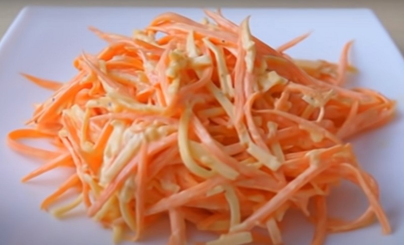 Простой салат из моркови с сыром и чесноком: любимец будней и праздников